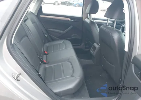 2014 Volkswagen Passat 2.5L Wolfsburg Edition z USA, uszkodzony, nr VIN 1VWAP7A38EC019075